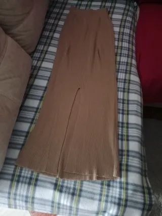 Conjunto juvenil beige crop top y falda