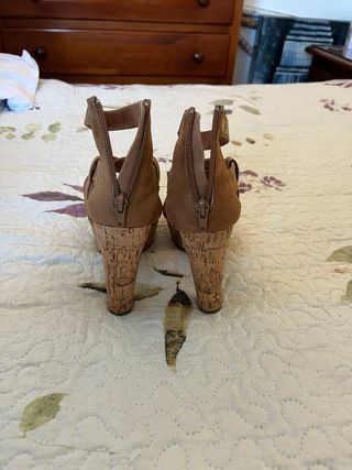 Zapatos de tacón cuña marrones y dorados
