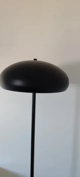 Lámpara de pie negra moderna