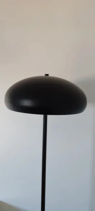 Lámpara de pie negra moderna