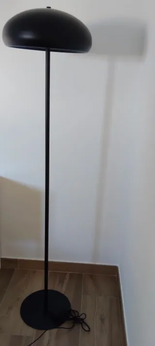 Lámpara de pie negra moderna