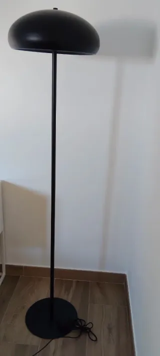 Lámpara de pie negra moderna