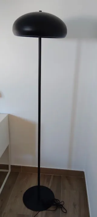 Lámpara de pie negra moderna