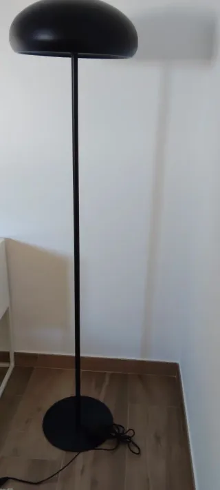 Lámpara de pie negra moderna