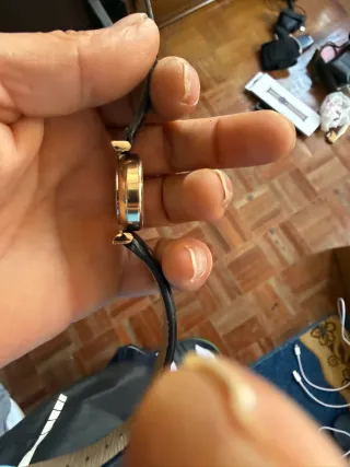 Reloj de pulsera dorado y negro