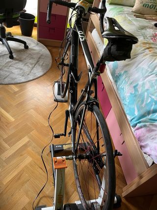 Rodillo Tacx Flow Trainer con Skyliner.