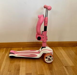 Patinete niñas de 3 ruedas y con sillín abatible.