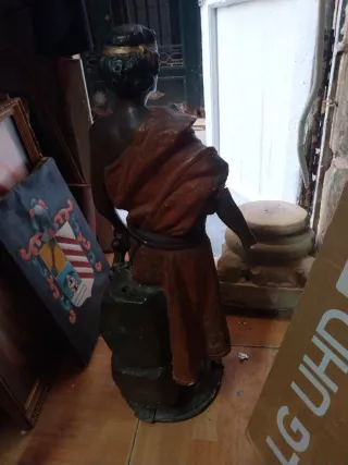 Antigua figura mujer con espada