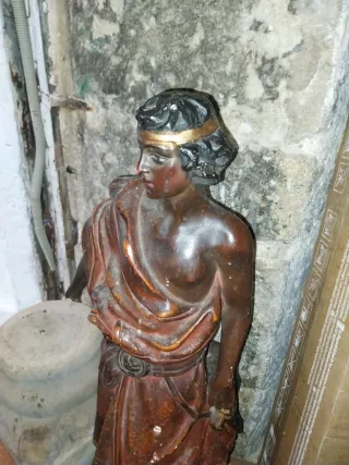 Antigua figura mujer con espada