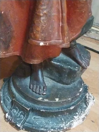 Antigua figura mujer con espada