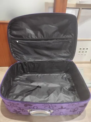 Maleta morada con flores