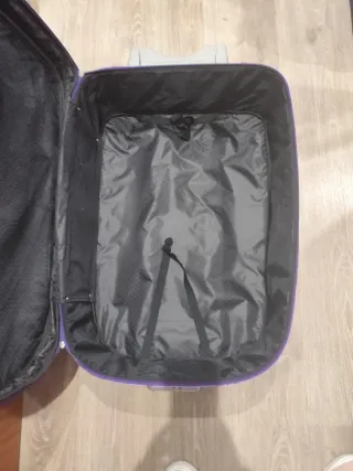 Maleta morada con flores