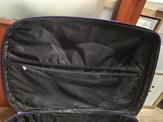 Maleta morada con flores