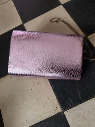 Bolso de mano rosa y dorado