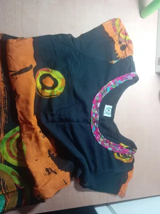 Vestido negro con círculos multicolor