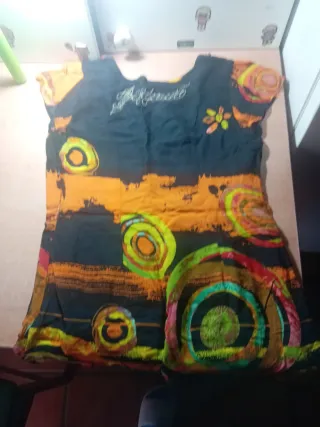 Vestido negro con círculos multicolor