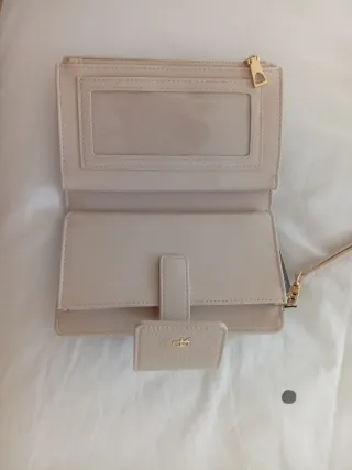 Cartera Parfois Beige con Logo Dorado