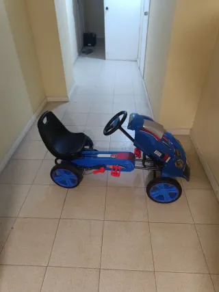 Coche a pedales azul