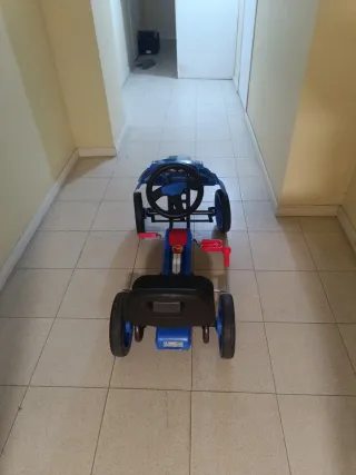 Coche a pedales azul