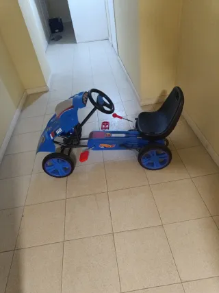 Coche a pedales azul