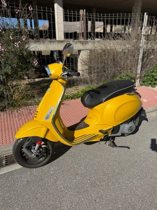 Vespa Sprint 125cc Amarilla