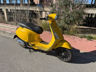 Vespa Sprint 125cc Amarilla