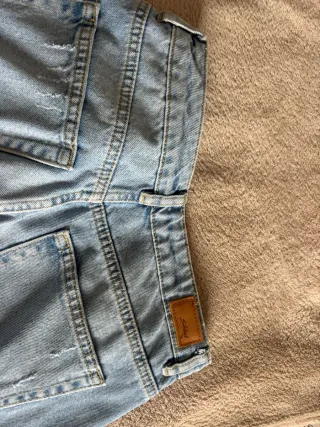 Pantalón vaquero desgastado