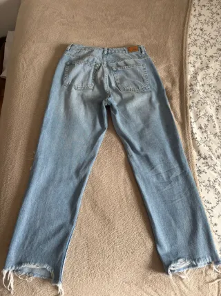 Pantalón vaquero desgastado