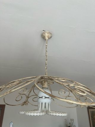 Lampadario in ferro battuto beige e oro