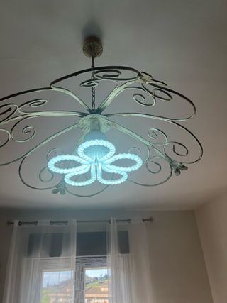 Lampadario in ferro battuto beige e oro