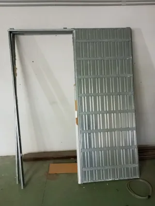 Puertas correderas blancas con su armazon