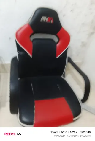 Silla de escritorio gamer negra y roja