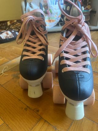 Patines Clásicos Negros con Cordones Rosas