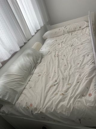 Cama con cajoneras