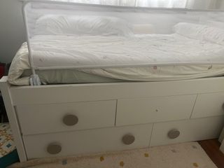Cama con cajoneras