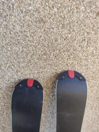 Esquís Rossignol con bastones y funda