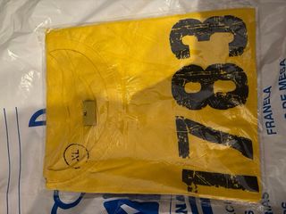 Camiseta amarilla con número 1783