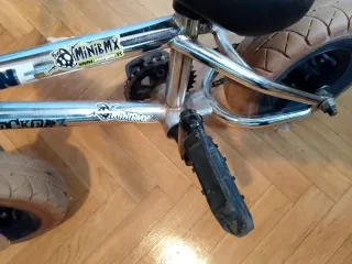 Mini BMX plateada marca bane