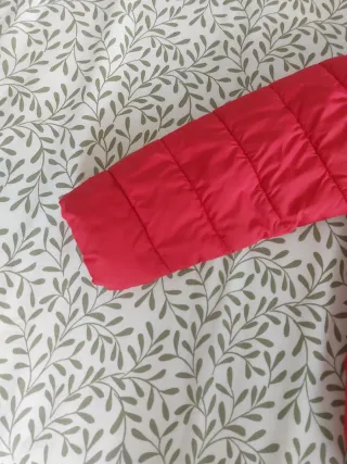 Cazadora infantil roja con capucha. De 6 a 8 años