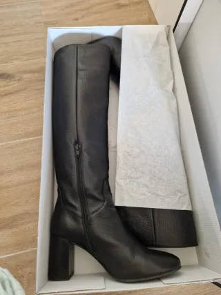 Botas altas de piel negra