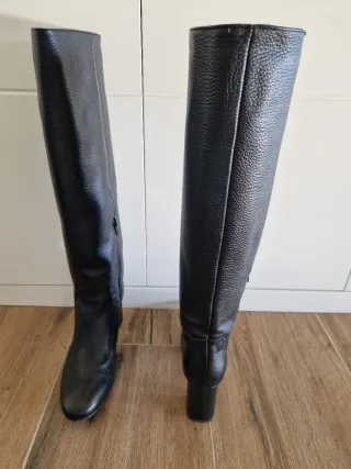 Botas altas de piel negra