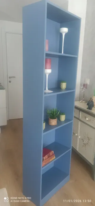 Estantería azul de madera