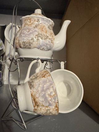 Tetera con tazas y platos