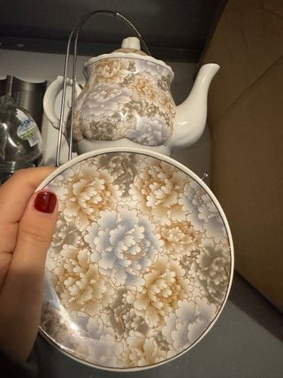 Tetera con tazas y platos