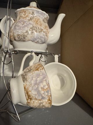 Tetera con tazas y platos