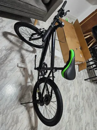 Bicicleta de montaña negra