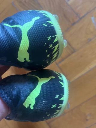 Zapatos de fútbol Puma negros y verdes