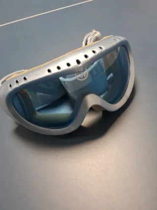 Gafas de esquí plateadas y azules