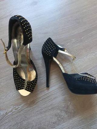 Zapatos de tacón negros y dorados