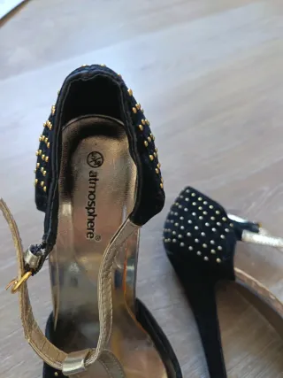 Zapatos de tacón negros y dorados